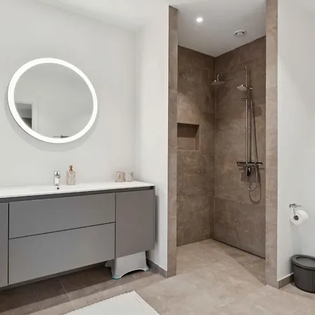 Villa Bright And Lovely In *